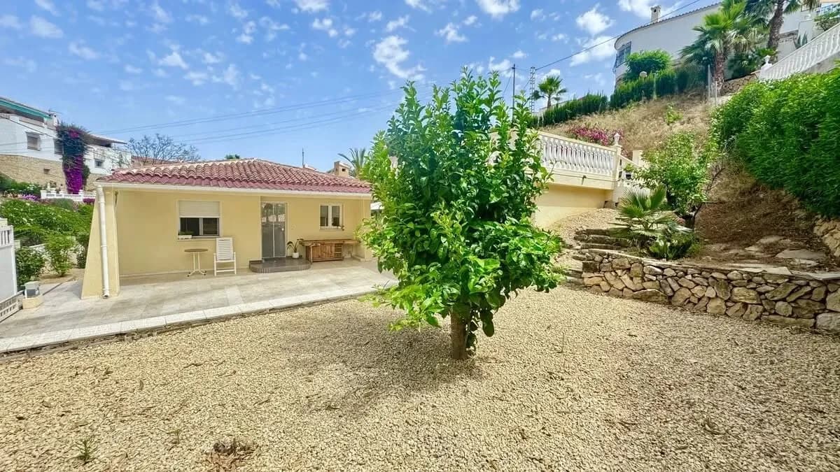 CHALET INDEPENDIENTE EN LA NUCIA CON TERRENO DE CASI 700M2