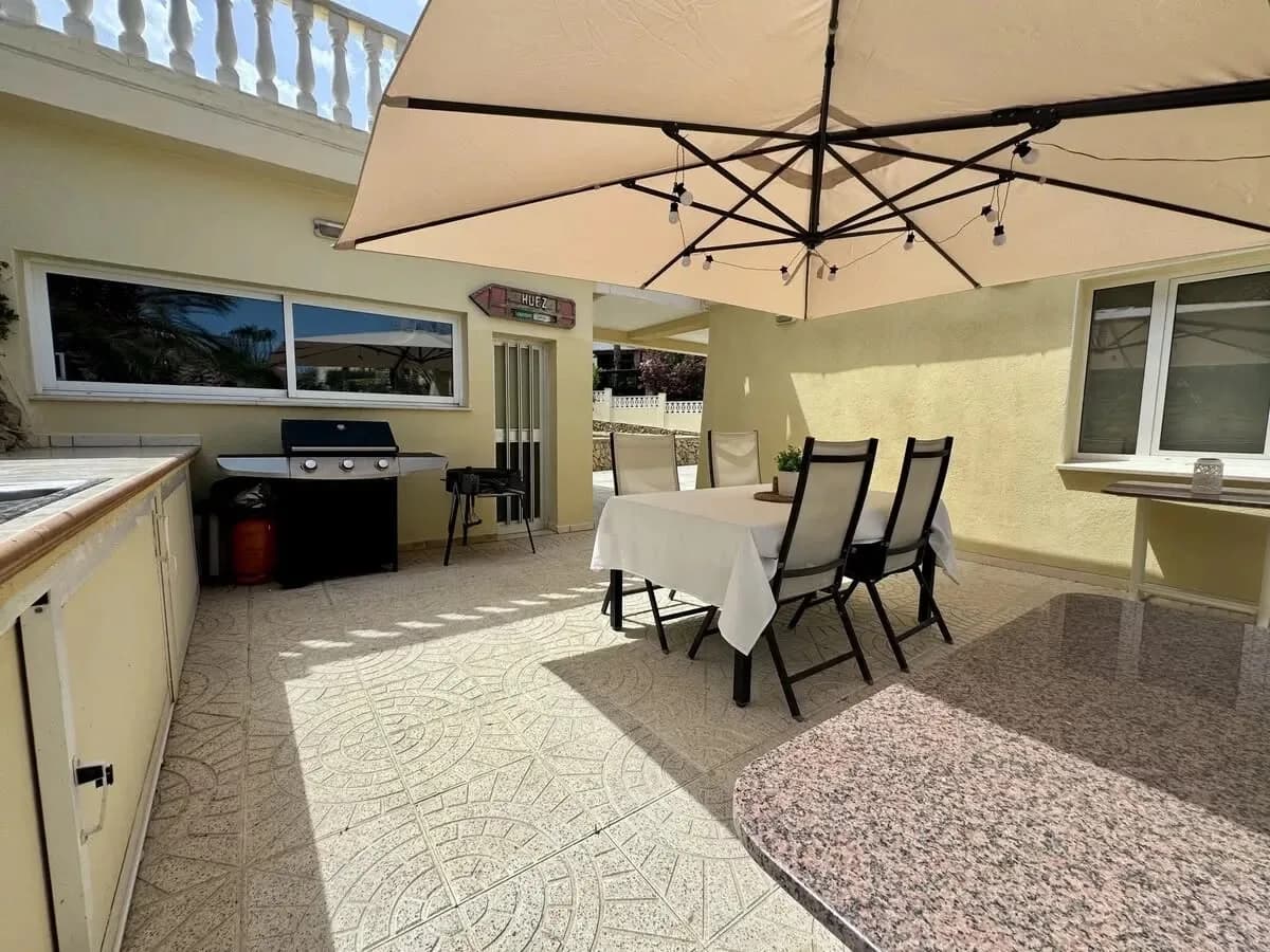 CHALET INDEPENDIENTE EN LA NUCIA CON TERRENO DE CASI 700M2