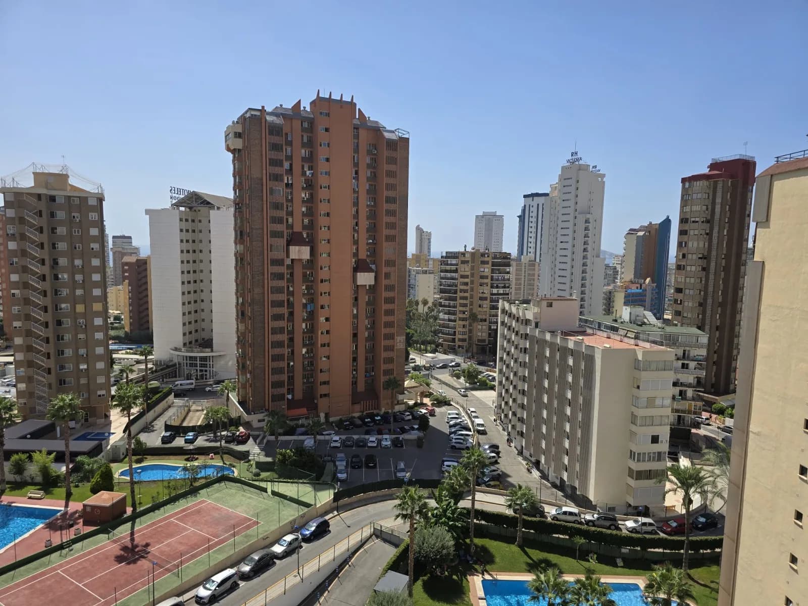 BENIDORM, CERCA DE PLAZA TRIANGULAR, 2 HAB. PISCINA Y PARKING